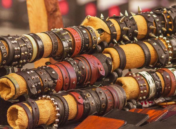 Nieten Armbänder aus Echtleder & Kunstleder mit Spikes und Totenköpfen Nieten Armbänder aus Echtleder & Kunstleder mit Spikes und Totenköpfen
