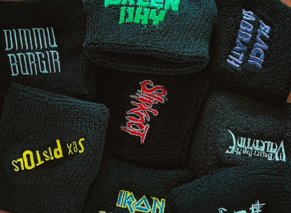 Rockband Schweißband mit Logo – funktional und stylisch Rockband Schweißband mit Logo – funktional und stylisch