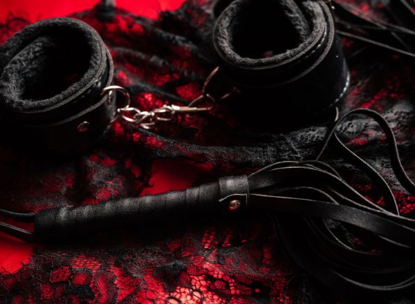 Leder-Peitsche und Paddle – BDSM-Zubehör stilvoll und dominant Leder-Peitsche und Paddle – BDSM-Zubehör stilvoll und dominant