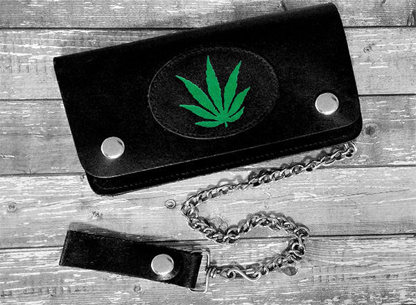 Biker wallet with chain – leather design featuring skull or eagle motif Biker wallet with chain – leather design featuring skull or eagle motif