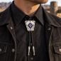 Preview: Bolo Krawatte mit geometrischem Western-Muster, Kunstlederband und Metallspitzen