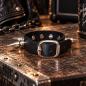 Preview: Schwarzes Nietenarmband aus Leder mit Killernieten in einem rockigen Industrial-Setting