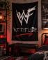 Preview: WWF Attitude Era Posterfahne mit ikonischem weißem Scratch Logo und Attitude Schriftzug