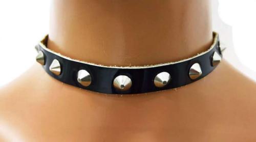 Lackleder Choker Spitznieten