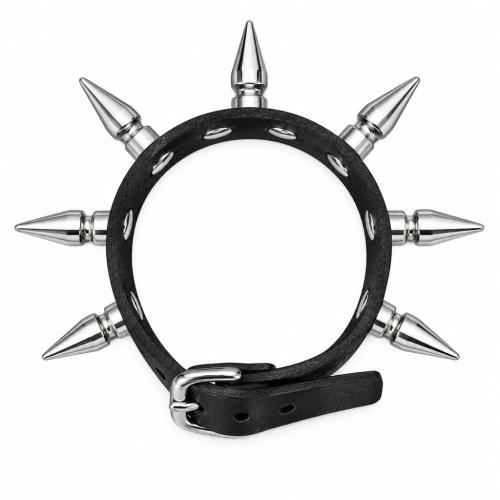 1-reihiges Lederarmband mit Killernieten und Schnallenverschluss auf weißem Hintergrund