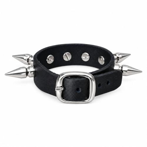 Schwarzes Nietenarmband aus Leder mit Killernieten und Schnallenverschluss