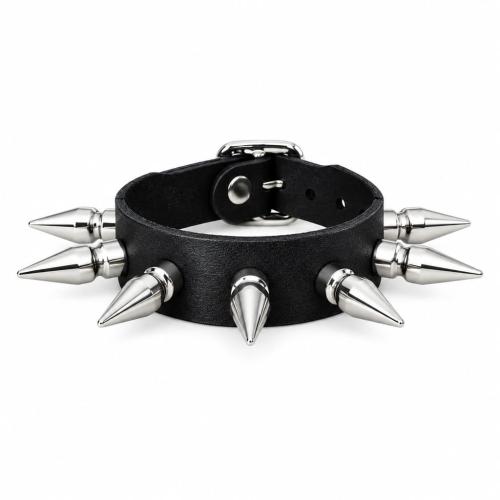 Punk-Ledermanschette mit einer Reihe Spikes