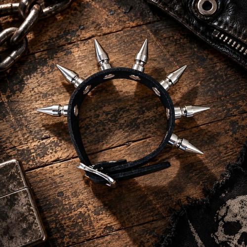 Punk-Ledermanschette mit einer Reihe Spikes auf einer markanten Holzoberfläche
