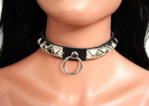 Lederhalsband Pyramidennieten & Ring