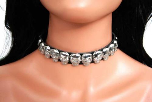 Lederhalsband Totenkopfnieten