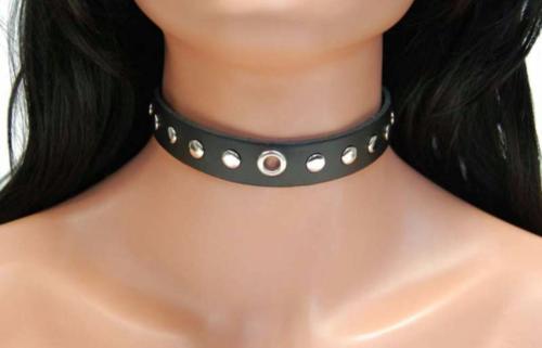 Bondage Halsband Rundnieten