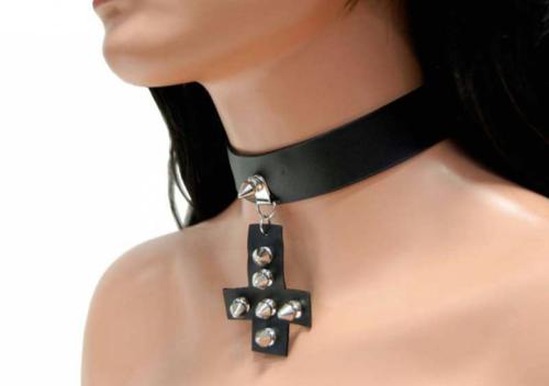 Fetisch Halsband Killernieten Kreuz