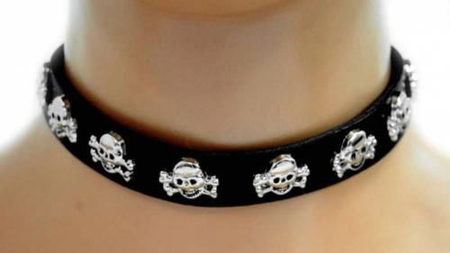 Fetisch Halsband Totenköpfe
