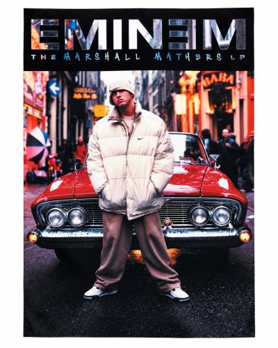 Eminem MMLP Wandfahne mit rotem Auto und The Marshall Mathers LP Schriftzug