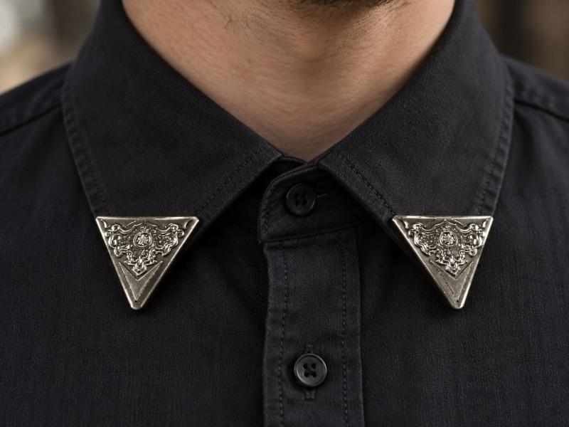 Western collar tips with ornamental pattern and triangular design