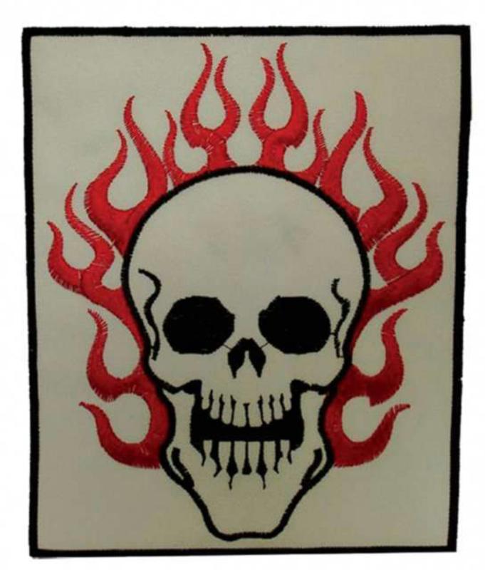 Gestickter Aufnäher Flammen Totenkopf