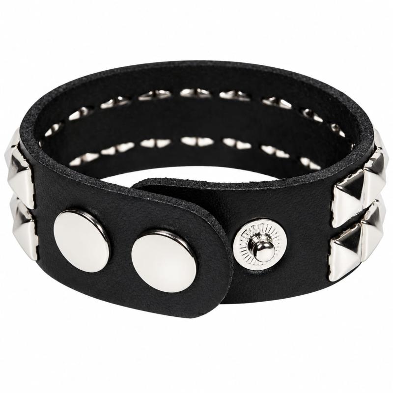 Schwarzes Kunstlederarmband mit zwei Reihen silberfarbenen Pyramidennieten