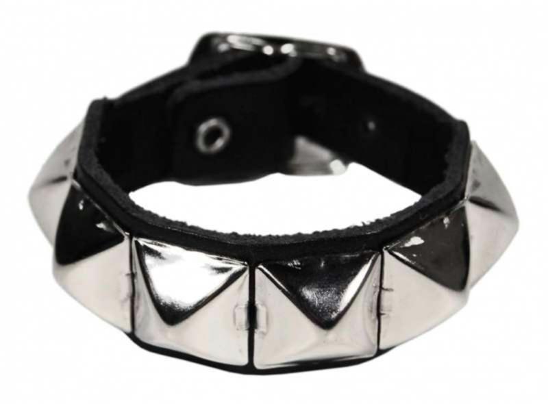 Leder Manschette Mit Pyramidennieten
