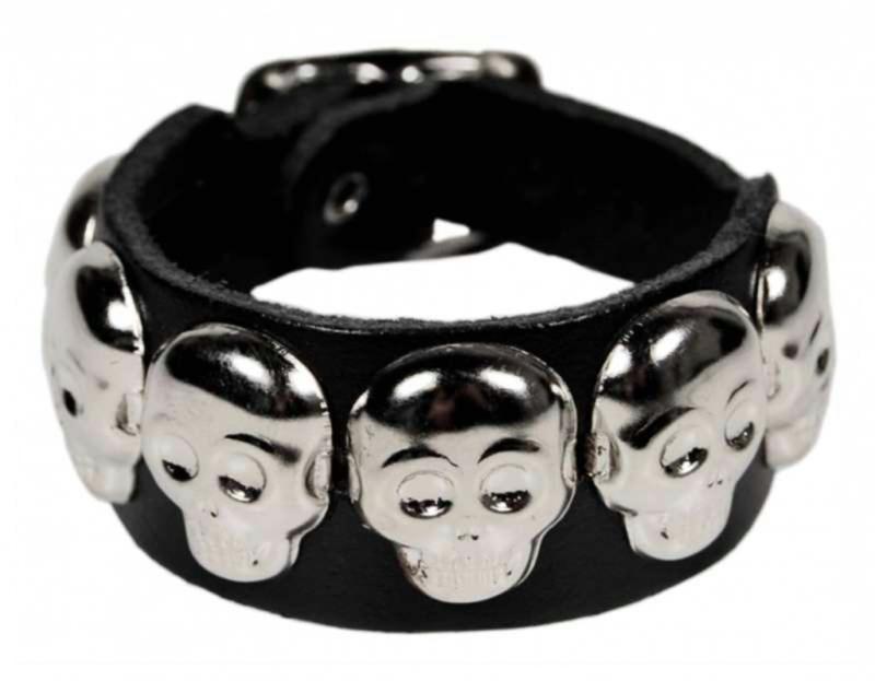 Lederarmband Mit Totenkopfnieten