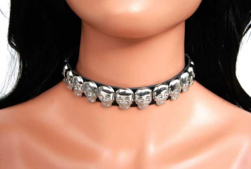 Lederhalsband Totenkopfnieten