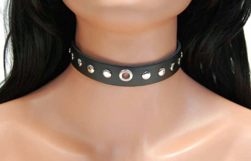 Bondage Halsband Rundnieten