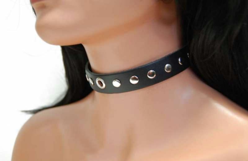 Bondage Halsband Rundnieten