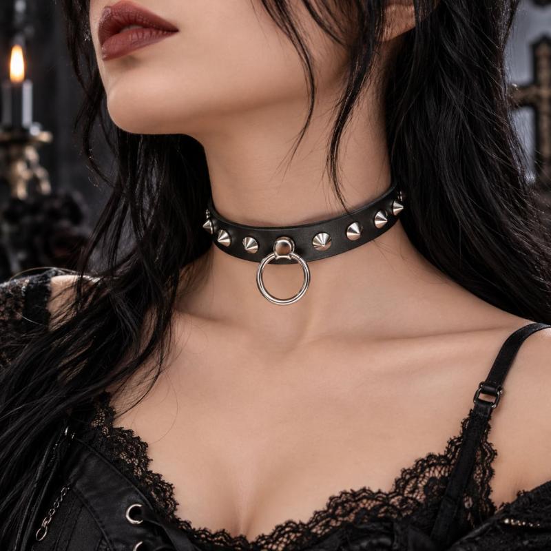 Gothic Lederhalsband mit silberfarbenen Spitznieten und zentralem O-Ring