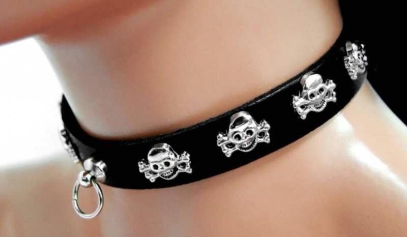 Fetisch Halsband Totenköpfe Mit Ring