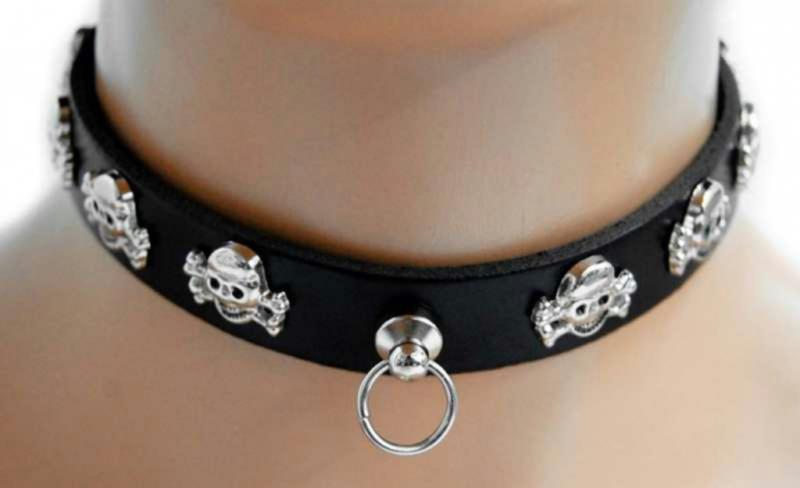 Fetisch Halsband Totenköpfe Mit Ring