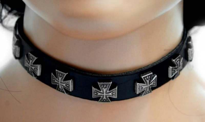 Fetisch Halsband Eiserne Kreuze