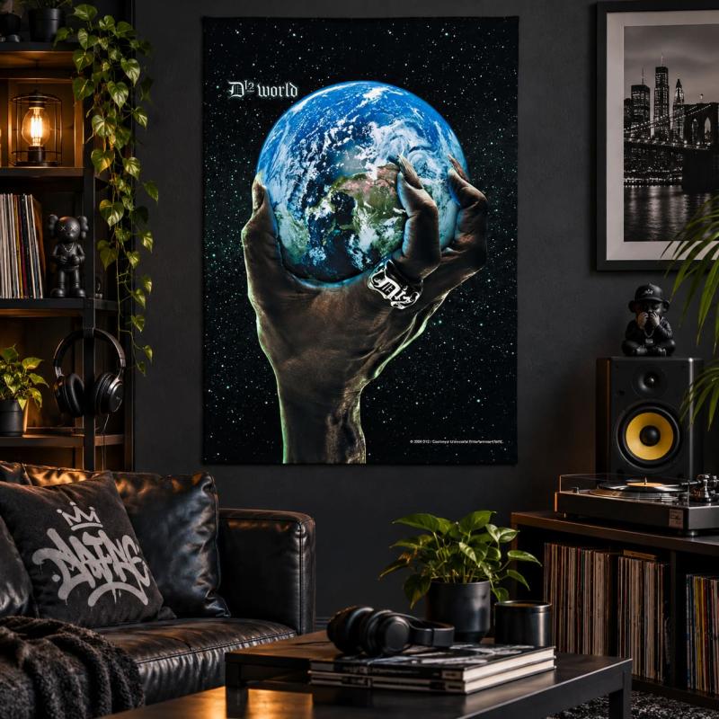 D12 World Posterfahne mit Globus in einer knöchernen Hand