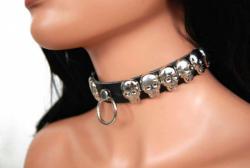 Lederhalsband Totenkopfnieten & Ring