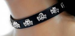 Fetisch Halsband Totenköpfe